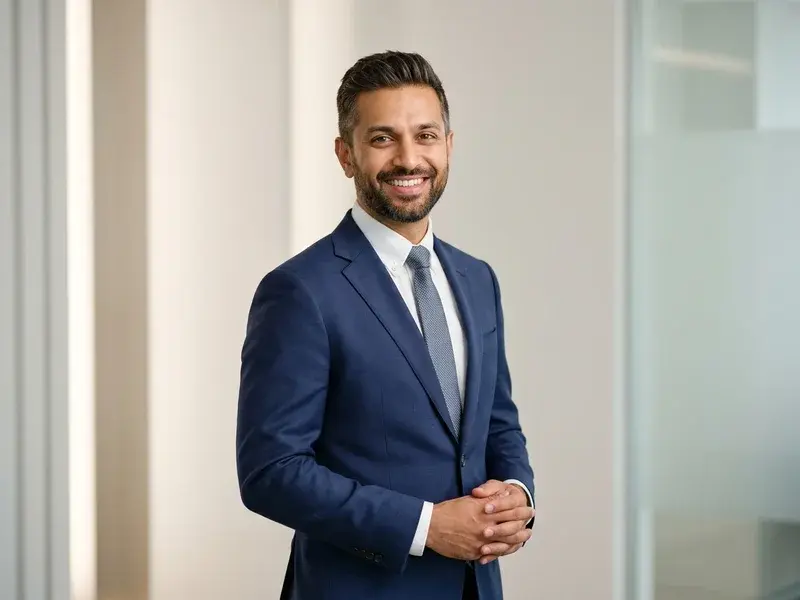 Un homme d'affaires souriant et confiant sur une photo de profil professionnel de haute qualité générée par IA, fond de studio lumineux.
