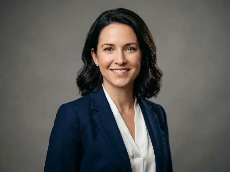 Portrait professionnel de studio pour un CV de reconversion, homme ou femme d'affaires souriant et confiant, arrière-plan neutre