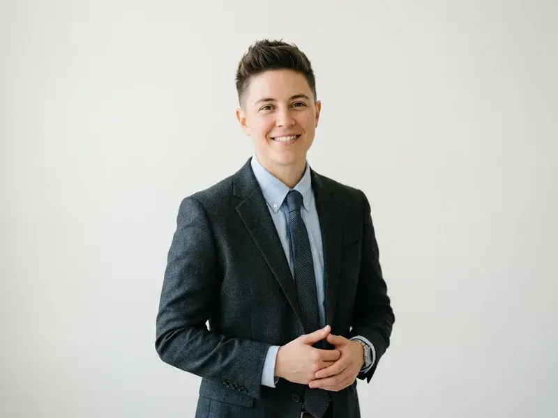 Portrait professionnel d'un homme d'affaires souriant et confiant sur un fond clair, idéal pour LinkedIn