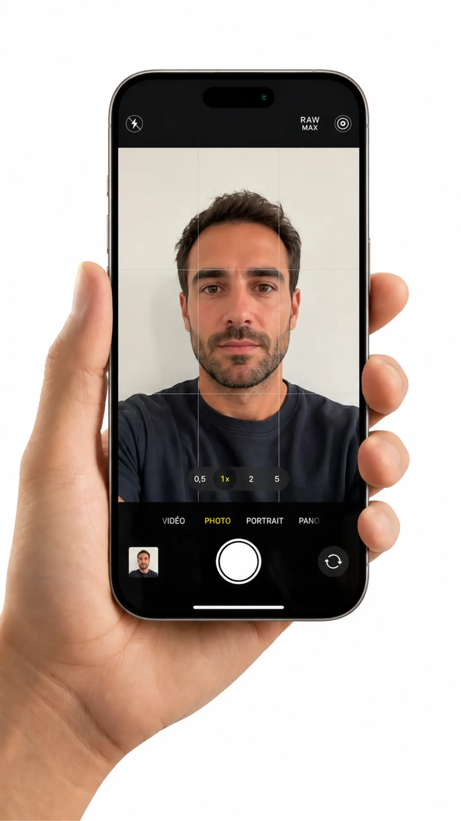 Selfie smartphone avant traitement en portrait studio