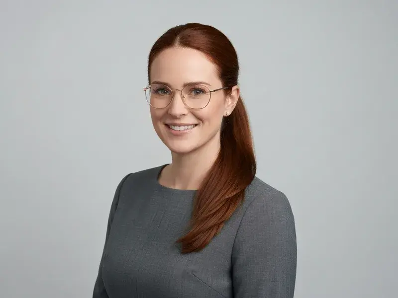 Un portrait corporate lumineux et naturel pour une photo LinkedIn professionnelle.