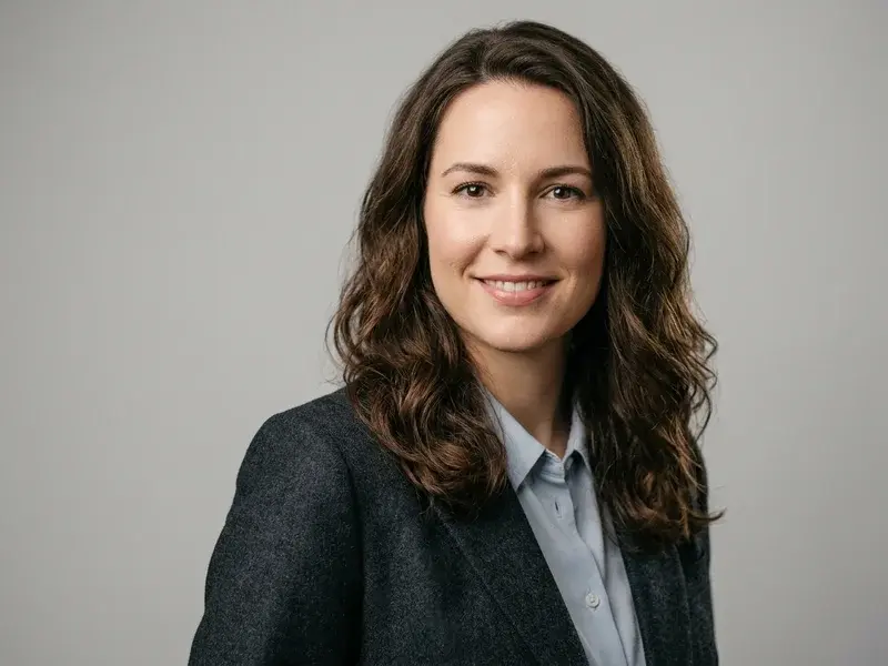Portrait professionnel de studio pour CV, parfait pour une reconversion, avec un éclairage doux et un fond neutre.