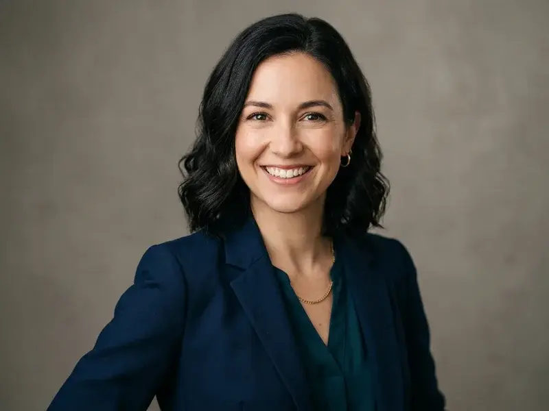 Portrait professionnel d'une femme souriante, visage clair et expressif, pour un CV de reconversion, avec un fond studio neutre et un éclairage doux.