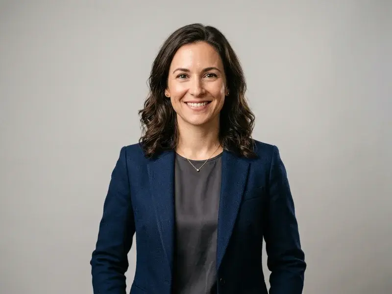 Portrait professionnel d'une personne en reconversion, souriante et confiante, sur un CV.